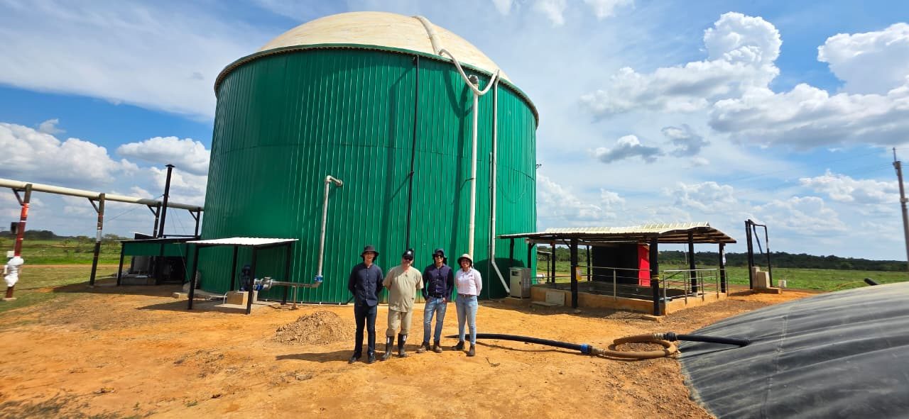 Equipe da União Brasil em frente a um biodigestor, ao lado de uma lagoa coberta